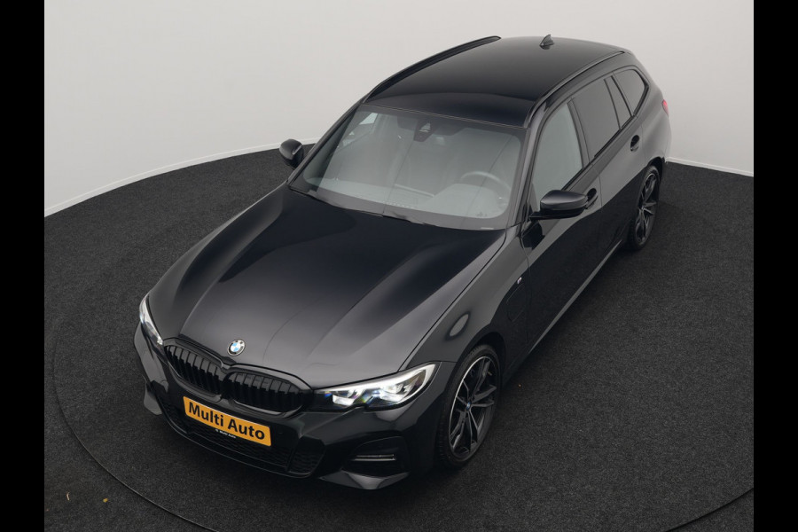 BMW 3 Serie Touring 330e M Sport Plug In Hybrid 293pk Dealer O.H. PHEV | Trekhaak Af Fabriek | Sfeerverlichting | Alcantara Sporstoelen Verwarmd | Apple Carplay | Navigatie | Virtual | Cruise Control | DAB |
