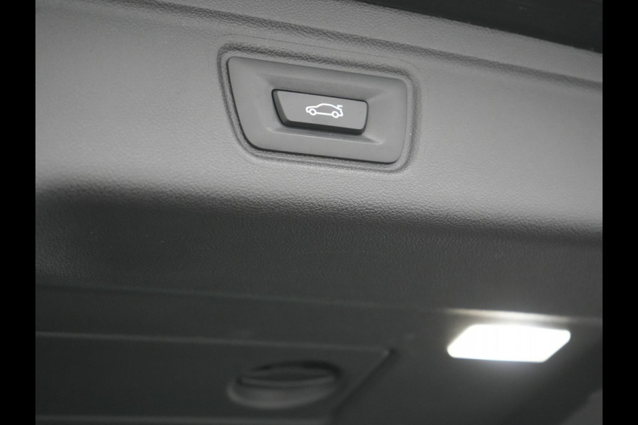 BMW 3 Serie Touring 330e M Sport Plug In Hybrid 293pk Dealer O.H. PHEV | Trekhaak Af Fabriek | Sfeerverlichting | Alcantara Sporstoelen Verwarmd | Apple Carplay | Navigatie | Virtual | Cruise Control | DAB |