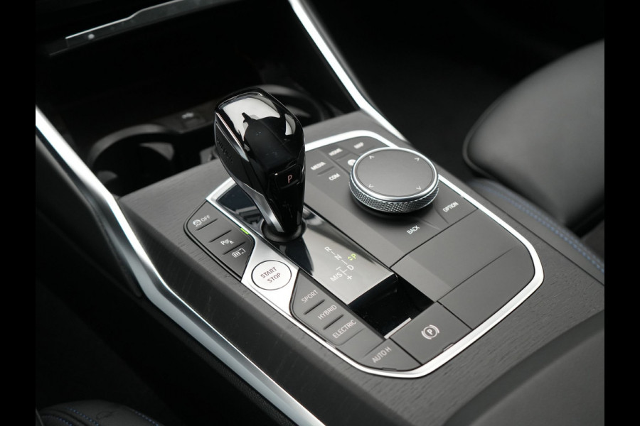 BMW 3 Serie Touring 330e M Sport Plug In Hybrid 293pk Dealer O.H. PHEV | Trekhaak Af Fabriek | Sfeerverlichting | Alcantara Sporstoelen Verwarmd | Apple Carplay | Navigatie | Virtual | Cruise Control | DAB |