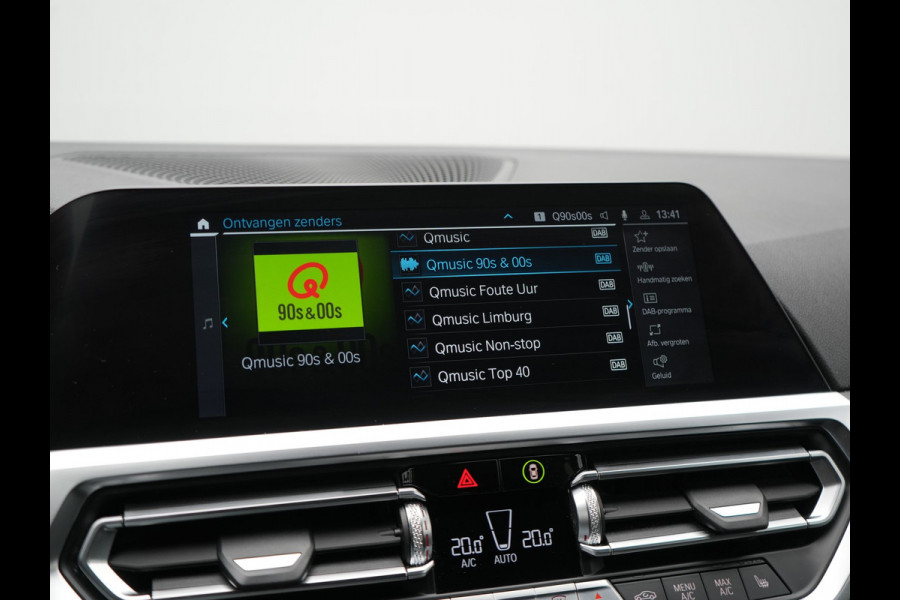 BMW 3 Serie Touring 330e M Sport Plug In Hybrid 293pk Dealer O.H. PHEV | Trekhaak Af Fabriek | Sfeerverlichting | Alcantara Sporstoelen Verwarmd | Apple Carplay | Navigatie | Virtual | Cruise Control | DAB |