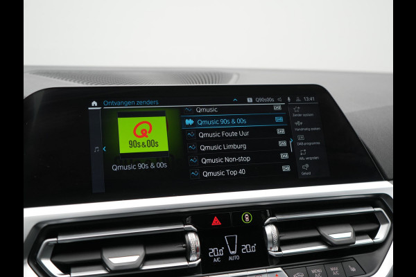 BMW 3 Serie Touring 330e M Sport Plug In Hybrid 293pk Dealer O.H. PHEV | Trekhaak Af Fabriek | Sfeerverlichting | Alcantara Sporstoelen Verwarmd | Apple Carplay | Navigatie | Virtual | Cruise Control | DAB |