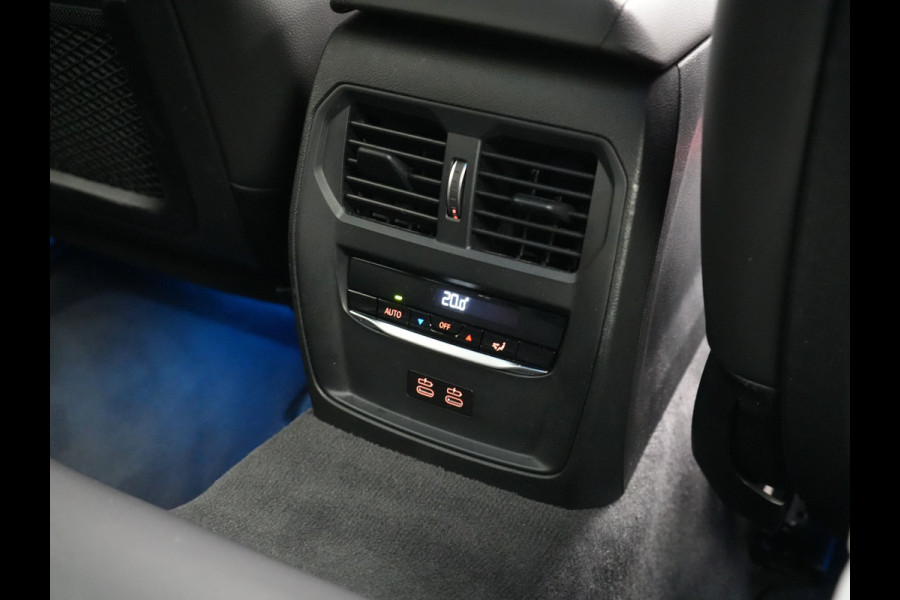 BMW 3 Serie Touring 330e M Sport Plug In Hybrid 293pk Dealer O.H. PHEV | Trekhaak Af Fabriek | Sfeerverlichting | Alcantara Sporstoelen Verwarmd | Apple Carplay | Navigatie | Virtual | Cruise Control | DAB |