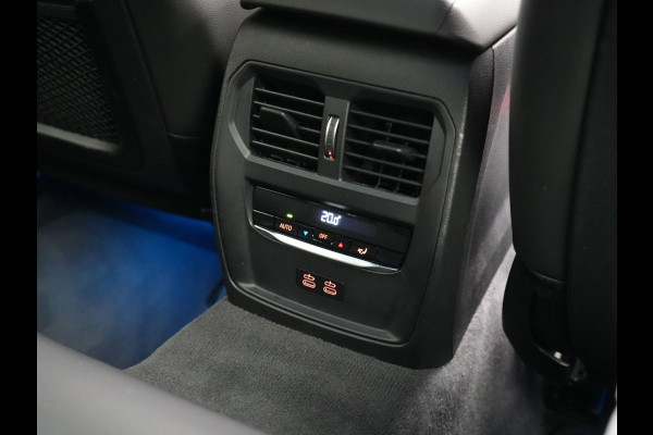 BMW 3 Serie Touring 330e M Sport Plug In Hybrid 293pk Dealer O.H. PHEV | Trekhaak Af Fabriek | Sfeerverlichting | Alcantara Sporstoelen Verwarmd | Apple Carplay | Navigatie | Virtual | Cruise Control | DAB |
