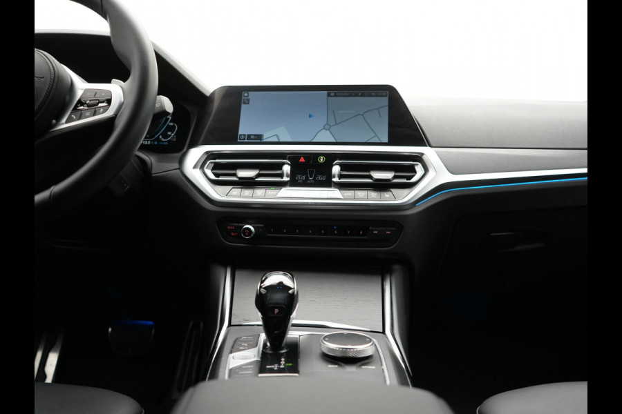 BMW 3 Serie Touring 330e M Sport Plug In Hybrid 293pk Dealer O.H. PHEV | Trekhaak Af Fabriek | Sfeerverlichting | Alcantara Sporstoelen Verwarmd | Apple Carplay | Navigatie | Virtual | Cruise Control | DAB |