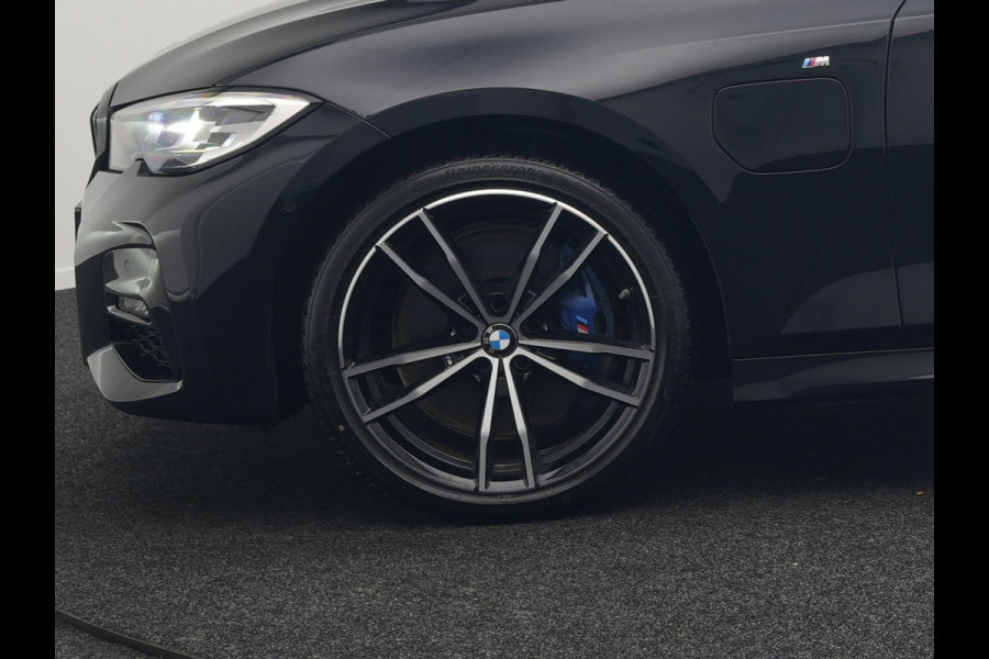 BMW 3 Serie Touring 330e M Sport Plug In Hybrid 293pk Dealer O.H. PHEV | Trekhaak Af Fabriek | Sfeerverlichting | Alcantara Sporstoelen Verwarmd | Apple Carplay | Navigatie | Virtual | Cruise Control | DAB |