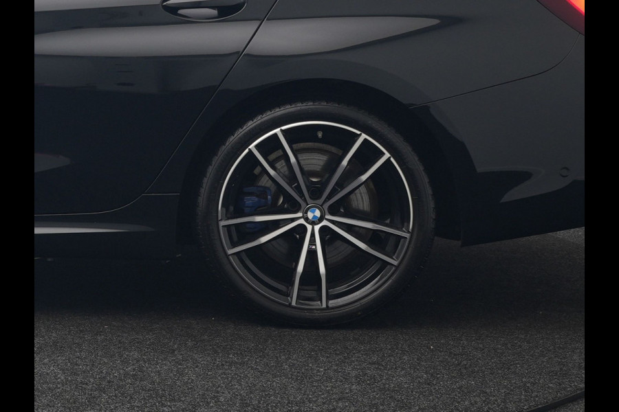 BMW 3 Serie Touring 330e M Sport Plug In Hybrid 293pk Dealer O.H. PHEV | Trekhaak Af Fabriek | Sfeerverlichting | Alcantara Sporstoelen Verwarmd | Apple Carplay | Navigatie | Virtual | Cruise Control | DAB |