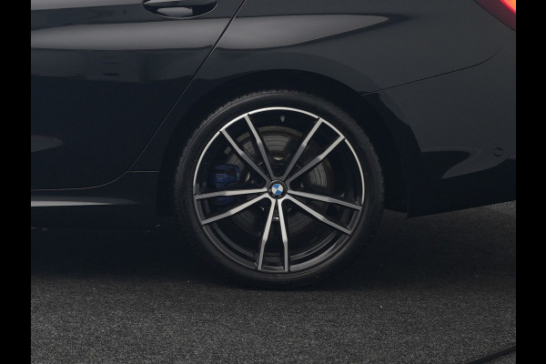 BMW 3 Serie Touring 330e M Sport Plug In Hybrid 293pk Dealer O.H. PHEV | Trekhaak Af Fabriek | Sfeerverlichting | Alcantara Sporstoelen Verwarmd | Apple Carplay | Navigatie | Virtual | Cruise Control | DAB |