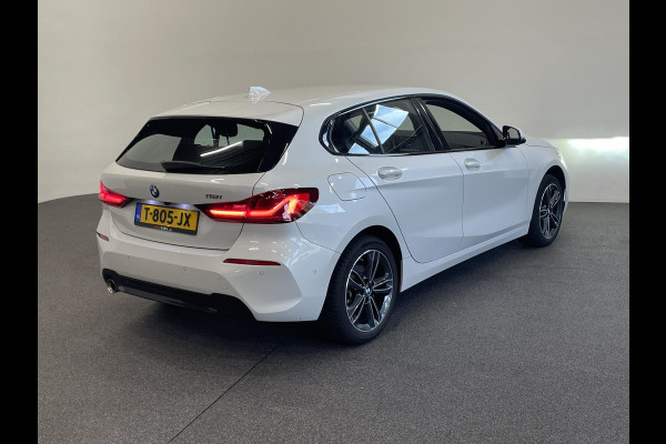 BMW 1-serie 118i Sportline Business Edition Aut. Navigatie Apple Carplay/Android Auto Camera Parkeersensoren Cruise Control Virtual Cockpit Sfeerverlichting Ledverlichting Climate Control Lichtmetalen velgen