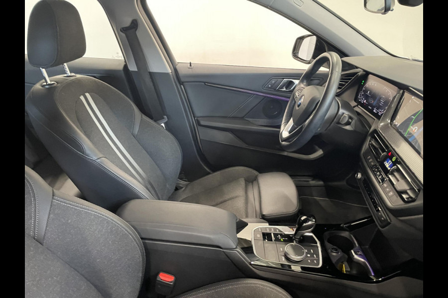 BMW 1-serie 118i Sportline Business Edition Aut. Navigatie Apple Carplay/Android Auto Camera Parkeersensoren Cruise Control Virtual Cockpit Sfeerverlichting Ledverlichting Climate Control Lichtmetalen velgen
