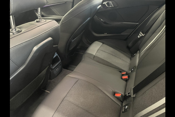 BMW 1-serie 118i Sportline Business Edition Aut. Navigatie Apple Carplay/Android Auto Camera Parkeersensoren Cruise Control Virtual Cockpit Sfeerverlichting Ledverlichting Climate Control Lichtmetalen velgen