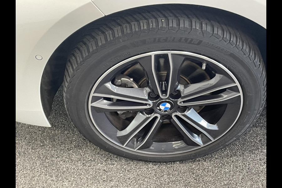 BMW 1-serie 118i Sportline Business Edition Aut. Navigatie Apple Carplay/Android Auto Camera Parkeersensoren Cruise Control Virtual Cockpit Sfeerverlichting Ledverlichting Climate Control Lichtmetalen velgen