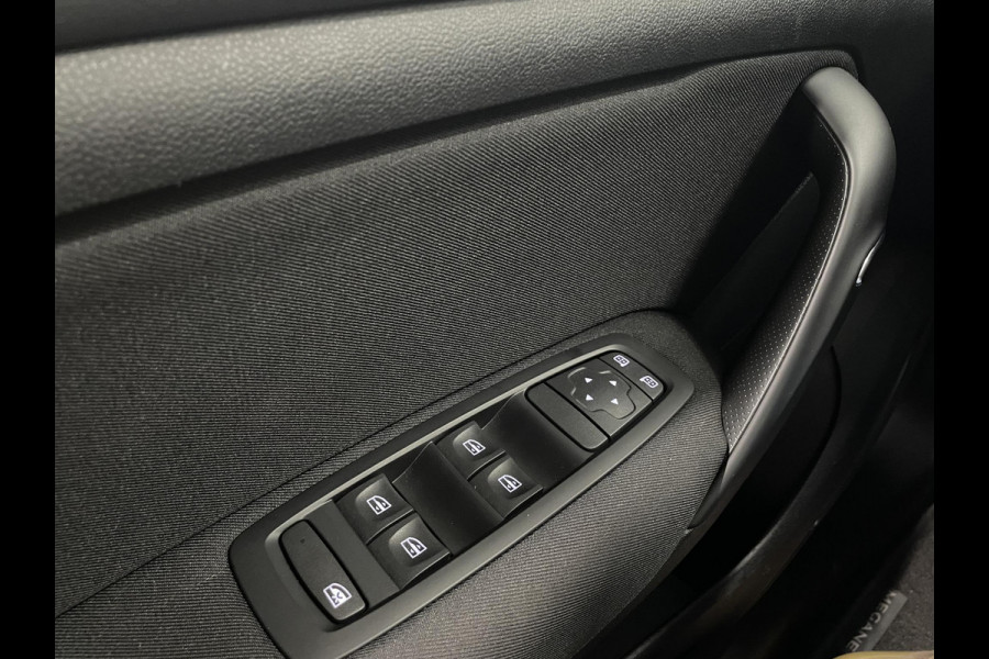 Renault MEGANE Estate 1.3 TCe 140 Equilibre Navigatie Apple Carplay/Android Auto Parkeersensoren Cruise Control Ledverlichting Climate Control