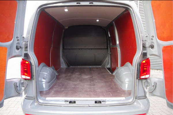 Volkswagen Transporter 2.0 TDI L2 150PK AUT. LED, TREKHAAK, CRUISE, CARPLAY, AIRCO, PARKEERSENSOREN, NL AUTO, NAP
