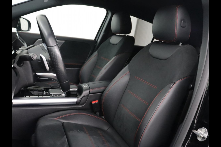 Mercedes-Benz EQA 250 AMG 67kWh | Trekhaak | Carplay | Head-Up | Stoelverwarming | Memory | Keyless | Navigatie | Leder/Alcantara | Sfeerverlichting | Widescreen | Full LED | Park Assist