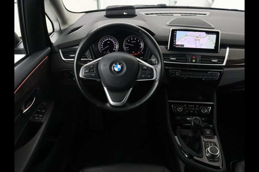 BMW 2 Serie Gran Tourer 216i Luxury Line 7-persoons | Trekhaak | Stoelverwarming | Leder | Head-Up | Camera | Navigatie | Full LED | Park Assist | Sfeerverlichting | Climate control | Getint glas