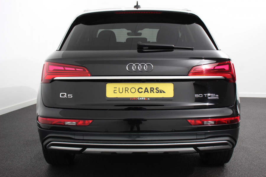Audi Q5 50 TFSI e quattro PHEV Prestige | Navigatie | Apple Carplay/Android Auto | Adaptive Cruise Control | Parkeersensoren | Camera | Lane Assist | Elektrische achterklep | Matrix | LED koplampen | Dynamische knipperlichten | Inklapbare trekhaak | Virtual Cockpit | Stoelverwarming | Privacyglass | Ambienteverlichting Multicolor