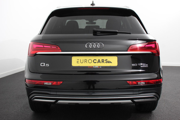 Audi Q5 50 TFSI e quattro PHEV Prestige | Navigatie | Apple Carplay/Android Auto | Adaptive Cruise Control | Parkeersensoren | Camera | Lane Assist | Elektrische achterklep | Matrix | LED koplampen | Dynamische knipperlichten | Inklapbare trekhaak | Virtual Cockpit | Stoelverwarming | Privacyglass | Ambienteverlichting Multicolor