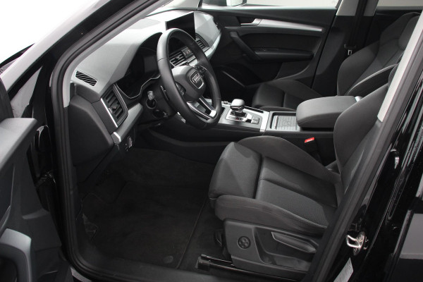 Audi Q5 50 TFSI e quattro PHEV Prestige | Navigatie | Apple Carplay/Android Auto | Adaptive Cruise Control | Parkeersensoren | Camera | Lane Assist | Elektrische achterklep | Matrix | LED koplampen | Dynamische knipperlichten | Inklapbare trekhaak | Virtual Cockpit | Stoelverwarming | Privacyglass | Ambienteverlichting Multicolor