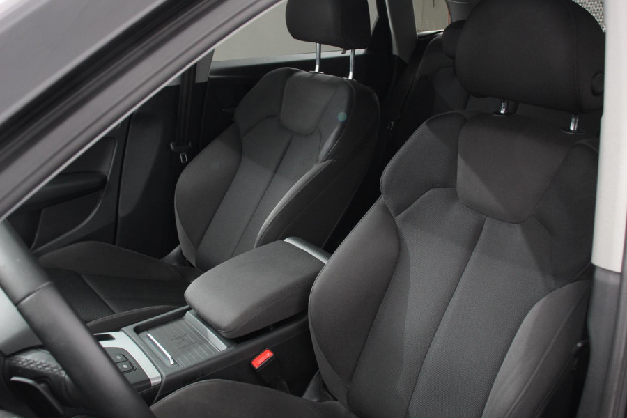Audi Q5 50 TFSI e quattro PHEV Prestige | Navigatie | Apple Carplay/Android Auto | Adaptive Cruise Control | Parkeersensoren | Camera | Lane Assist | Elektrische achterklep | Matrix | LED koplampen | Dynamische knipperlichten | Inklapbare trekhaak | Virtual Cockpit | Stoelverwarming | Privacyglass | Ambienteverlichting Multicolor