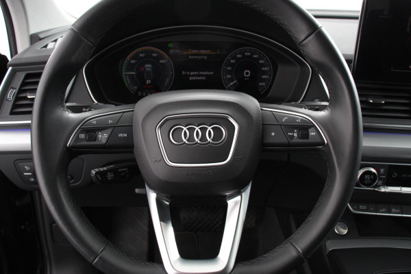 Audi Q5 50 TFSI e quattro PHEV Prestige | Navigatie | Apple Carplay/Android Auto | Adaptive Cruise Control | Parkeersensoren | Camera | Lane Assist | Elektrische achterklep | Matrix | LED koplampen | Dynamische knipperlichten | Inklapbare trekhaak | Virtual Cockpit | Stoelverwarming | Privacyglass | Ambienteverlichting Multicolor