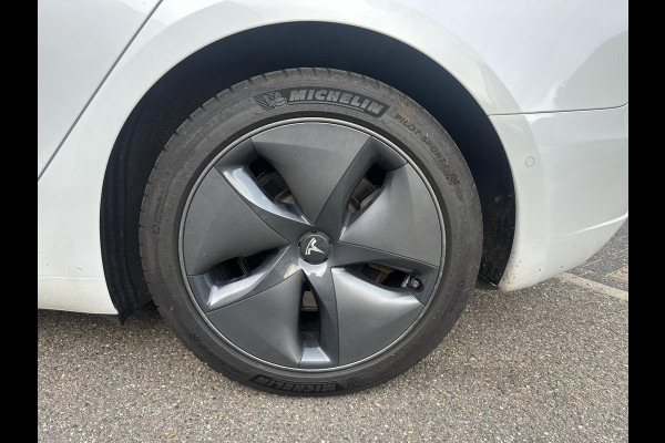 Tesla Model 3 Standard RWD Plus 60 kWh AUTOPILOT | AFNEEMBARE TREKHAAK | RIJKLAAR GELEVERD MET 12 MND BOVAG GARANTIE