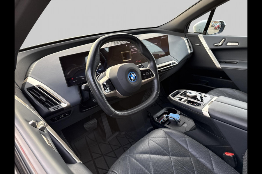 BMW iX xDrive40 High Executive 77 kWh | Pano | Elek Trekhaak | 360 Camera | Memory stoelen | Laser Light |