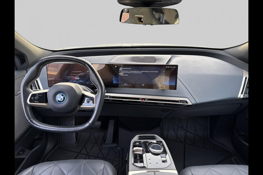 BMW iX xDrive40 High Executive 77 kWh | Pano | Elek Trekhaak | 360 Camera | Memory stoelen | Laser Light |