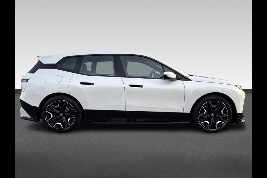 BMW iX xDrive40 High Executive 77 kWh | Pano | Elek Trekhaak | 360 Camera | Memory stoelen | Laser Light |
