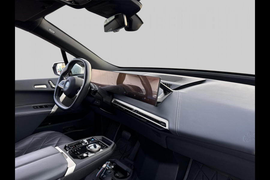 BMW iX xDrive40 High Executive 77 kWh | Pano | Elek Trekhaak | 360 Camera | Memory stoelen | Laser Light |