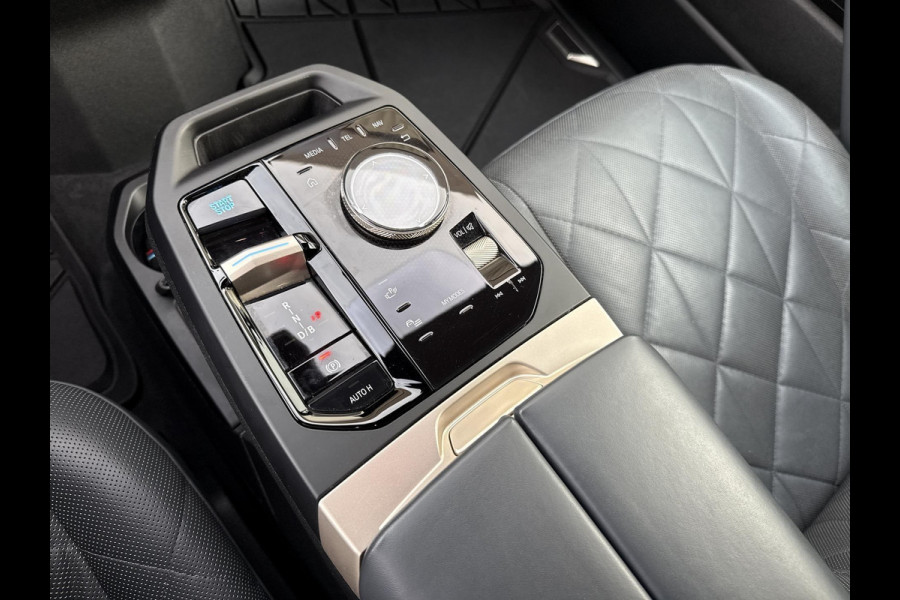 BMW iX xDrive40 High Executive 77 kWh | Pano | Elek Trekhaak | 360 Camera | Memory stoelen | Laser Light |