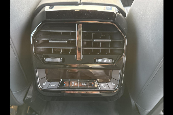 BMW iX xDrive40 High Executive 77 kWh | Pano | Elek Trekhaak | 360 Camera | Memory stoelen | Laser Light |