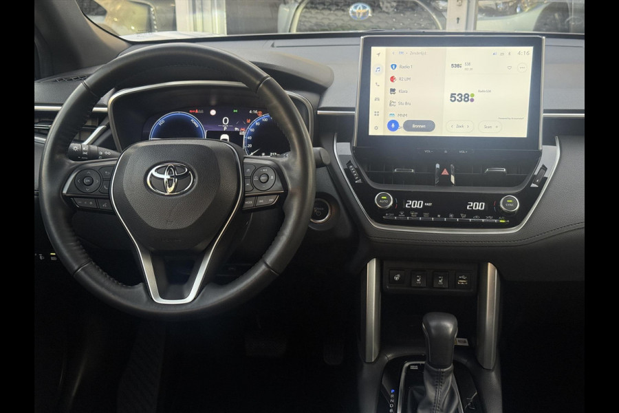 Toyota Corolla Cross 1.8 Hybrid Style | Parelmoer wit, Dodehoekherkenning, Parkeersensoren, Stoel + Stuurverwarming, Keyless, 18 inch