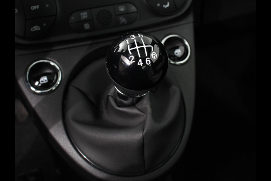 Fiat 500 1.0 Hybrid Dolcevita | Climate control | Cruise control | Panorama dak | Parkeersensor achter | Radio Apple Carplay/ Android Auto