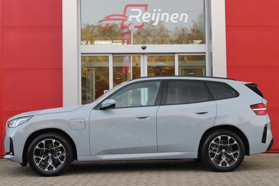 BMW X3 30e xDRIVE M-SPORT 299PK | M-SPORTPAKKET 337 MET O.A. M AERODYNAMICA PAKKET - SHADOWLINE RAAMOMLIJSTING - M-SPORT ONDERSTEL - M-INTERIEUR PAKKET - VEGANZA LEDEREN BEKLEDING - M-SPORT INTERIEURLIJSTEN - M-SPORTSTUUR - M ZWARTE HEMELBEKLEDING | PREMIUM PACK MET O.A. LENDESTEUN ELEKTRISCH VERSTELBAAR OP DE VOORSTOELEN - HARMAN KARDON PREMIUM ADIO - TRAVEL EN COMFORT SYSTEM - ADAPTIEVE FULL LED KOPLAMPEN | PROFESSIONAL PACK MET O.A. PARKING ASSISTANT PLUS - DRIVING ASSISTANT PLUS - INTERIEUR CAMERA - BMW LIVE COCKPIT PROFESSIONAL | ELEKTRISCHE VERSTELBARE SPORTSTOELEM MET