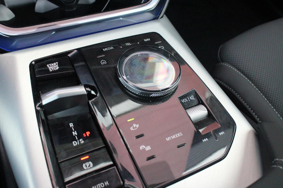 BMW X3 30e xDRIVE M-SPORT 299PK | M-SPORTPAKKET 337 MET O.A. M AERODYNAMICA PAKKET - SHADOWLINE RAAMOMLIJSTING - M-SPORT ONDERSTEL - M-INTERIEUR PAKKET - VEGANZA LEDEREN BEKLEDING - M-SPORT INTERIEURLIJSTEN - M-SPORTSTUUR - M ZWARTE HEMELBEKLEDING | PREMIUM PACK MET O.A. LENDESTEUN ELEKTRISCH VERSTELBAAR OP DE VOORSTOELEN - HARMAN KARDON PREMIUM ADIO - TRAVEL EN COMFORT SYSTEM - ADAPTIEVE FULL LED KOPLAMPEN | PROFESSIONAL PACK MET O.A. PARKING ASSISTANT PLUS - DRIVING ASSISTANT PLUS - INTERIEUR CAMERA - BMW LIVE COCKPIT PROFESSIONAL | ELEKTRISCHE VERSTELBARE SPORTSTOELEM MET