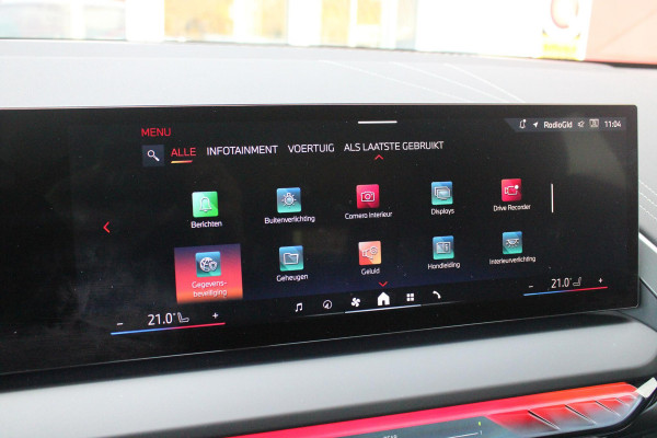 BMW X3 30e xDRIVE M-SPORT 299PK | M-SPORTPAKKET 337 MET O.A. M AERODYNAMICA PAKKET - SHADOWLINE RAAMOMLIJSTING - M-SPORT ONDERSTEL - M-INTERIEUR PAKKET - VEGANZA LEDEREN BEKLEDING - M-SPORT INTERIEURLIJSTEN - M-SPORTSTUUR - M ZWARTE HEMELBEKLEDING | PREMIUM PACK MET O.A. LENDESTEUN ELEKTRISCH VERSTELBAAR OP DE VOORSTOELEN - HARMAN KARDON PREMIUM ADIO - TRAVEL EN COMFORT SYSTEM - ADAPTIEVE FULL LED KOPLAMPEN | PROFESSIONAL PACK MET O.A. PARKING ASSISTANT PLUS - DRIVING ASSISTANT PLUS - INTERIEUR CAMERA - BMW LIVE COCKPIT PROFESSIONAL | ELEKTRISCHE VERSTELBARE SPORTSTOELEM MET