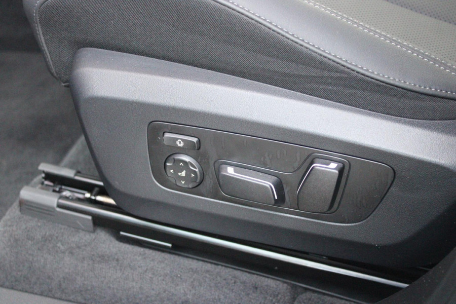 BMW X3 30e xDRIVE M-SPORT 299PK | M-SPORTPAKKET 337 MET O.A. M AERODYNAMICA PAKKET - SHADOWLINE RAAMOMLIJSTING - M-SPORT ONDERSTEL - M-INTERIEUR PAKKET - VEGANZA LEDEREN BEKLEDING - M-SPORT INTERIEURLIJSTEN - M-SPORTSTUUR - M ZWARTE HEMELBEKLEDING | PREMIUM PACK MET O.A. LENDESTEUN ELEKTRISCH VERSTELBAAR OP DE VOORSTOELEN - HARMAN KARDON PREMIUM ADIO - TRAVEL EN COMFORT SYSTEM - ADAPTIEVE FULL LED KOPLAMPEN | PROFESSIONAL PACK MET O.A. PARKING ASSISTANT PLUS - DRIVING ASSISTANT PLUS - INTERIEUR CAMERA - BMW LIVE COCKPIT PROFESSIONAL | ELEKTRISCHE VERSTELBARE SPORTSTOELEM MET