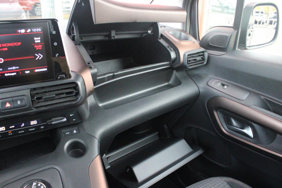 Peugeot Rifter 1.2 130PK AUTOMAAT GT-LINE | PANORAMA DAK INCL. BAGAGE DEK | TREKHAAK | NAVIGATIE | APPLE CARPLAY/ANDROID AUTO | PARKEERSENSOREN ACHTER | LICHTMETALEN VELGEN | CLIMATE CONTROL | CRUISE CONTROL | DAB+ RADIO |