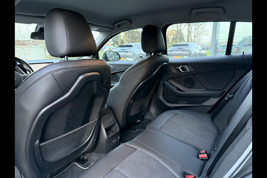 BMW 1-serie 118i Aut. Exe Sportline M-Int | Trekhaak | Facelift | Virtual Cockpit |