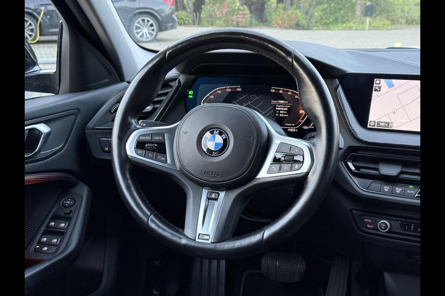 BMW 1-serie 118i Aut. Exe Sportline M-Int | Trekhaak | Facelift | Virtual Cockpit |