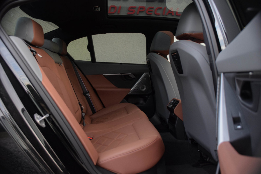 BMW 5 Serie 550e xDrive M-Sport Pro/ Panoramadak/ Bouwers & Wilkins/ 4-wiel sturing/ 360kW