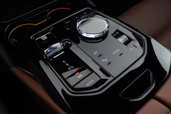 BMW 5 Serie 550e xDrive M-Sport Pro/ Panoramadak/ Bouwers & Wilkins/ 4-wiel sturing/ 360kW