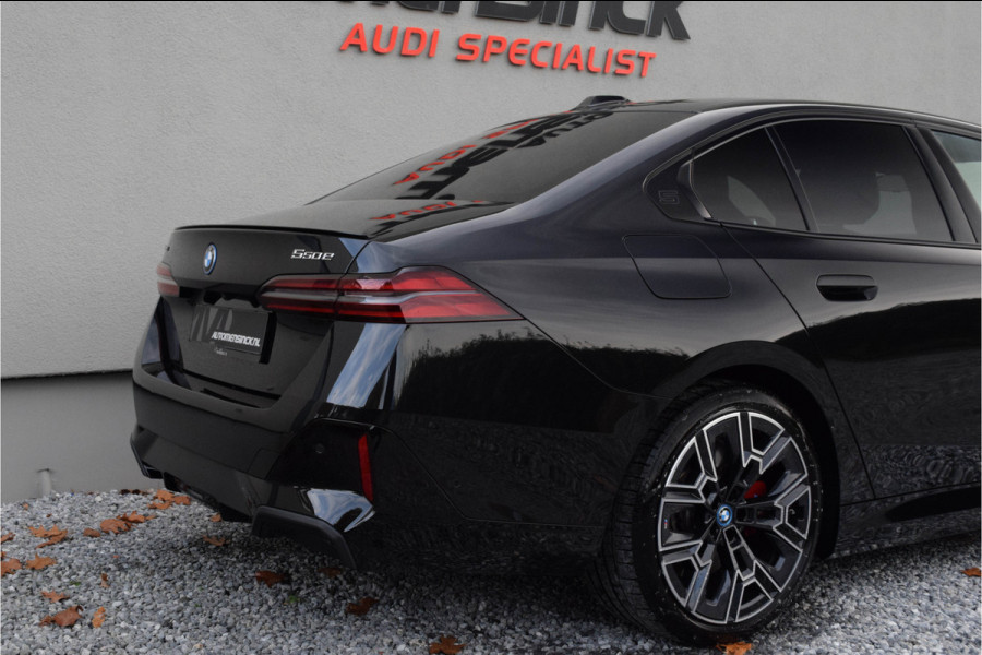BMW 5 Serie 550e xDrive M-Sport Pro/ Panoramadak/ Bouwers & Wilkins/ 4-wiel sturing/ 360kW