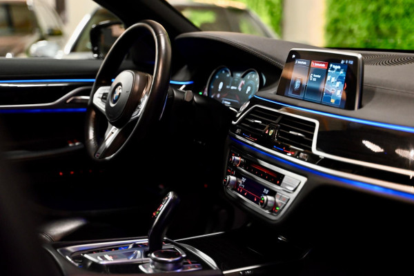 BMW 7 Serie 740e M Sport - 360 Camera - Massage - El. Achterbank - Laser Koplampen - Adaptive Cruise Control - Soft-Close