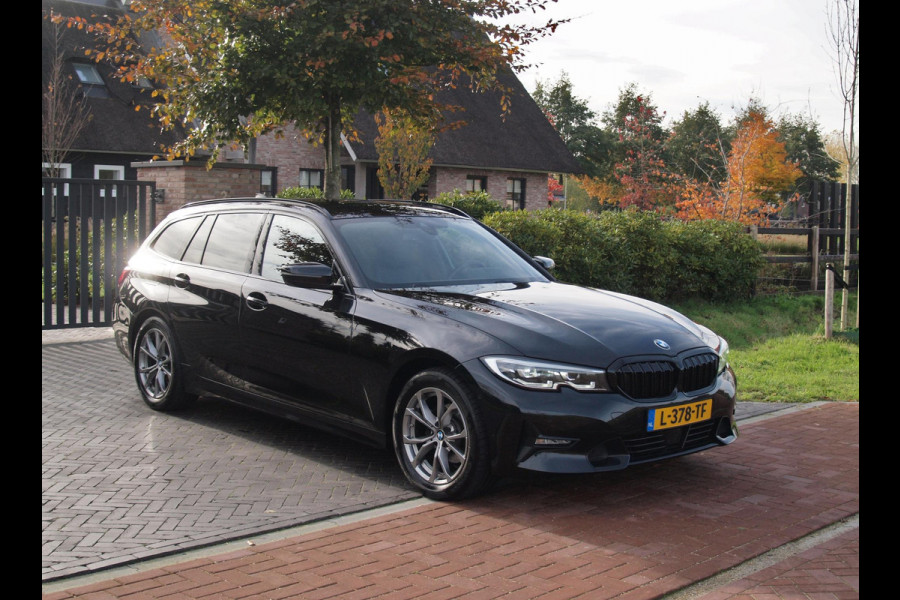 BMW 3 Serie Touring 318i Executive Edition | Camera | Apple Carplay | Trekhaak | Cruise Control | Automaat |