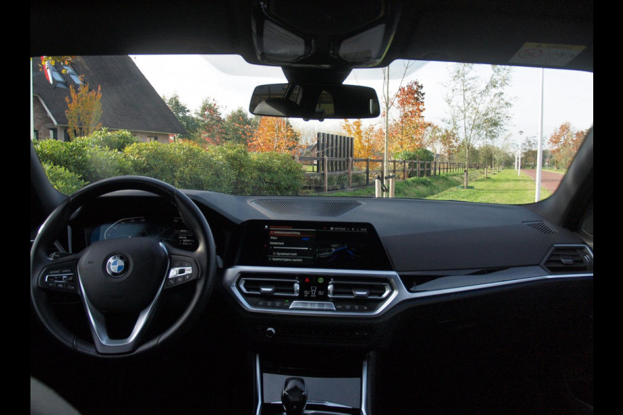BMW 3 Serie Touring 318i Executive Edition | Camera | Apple Carplay | Trekhaak | Cruise Control | Automaat |