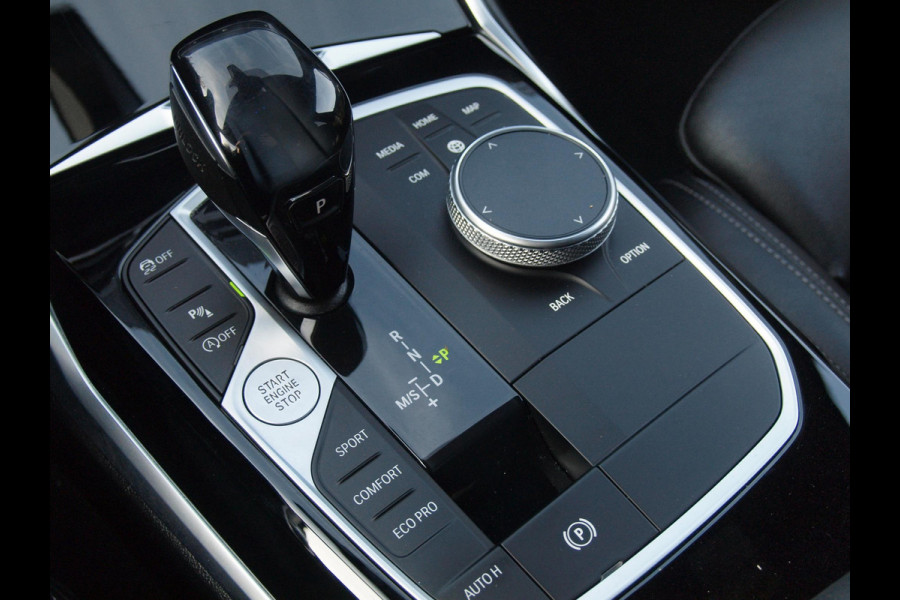 BMW 3 Serie Touring 318i Executive Edition | Camera | Apple Carplay | Trekhaak | Cruise Control | Automaat |