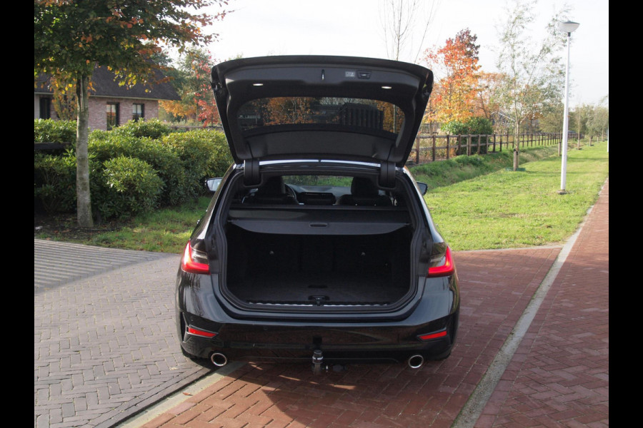 BMW 3 Serie Touring 318i Executive Edition | Camera | Apple Carplay | Trekhaak | Cruise Control | Automaat |