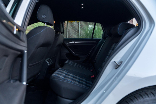 Volkswagen Golf 1.4 GTE PHEV 204 PK Adaptive Virtual Cockpit Camera Keyless 18''