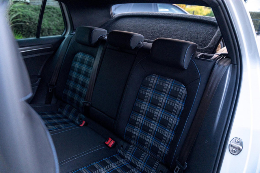 Volkswagen Golf 1.4 GTE PHEV 204 PK Adaptive Virtual Cockpit Camera Keyless 18''